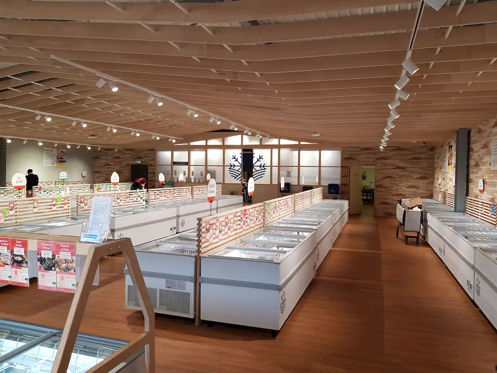 plafond et presentoir magasin